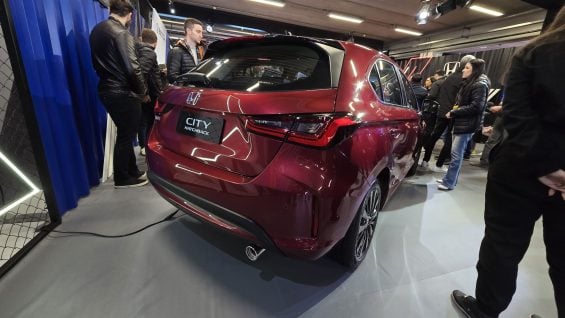 Honda City hatchback vermelho traseira