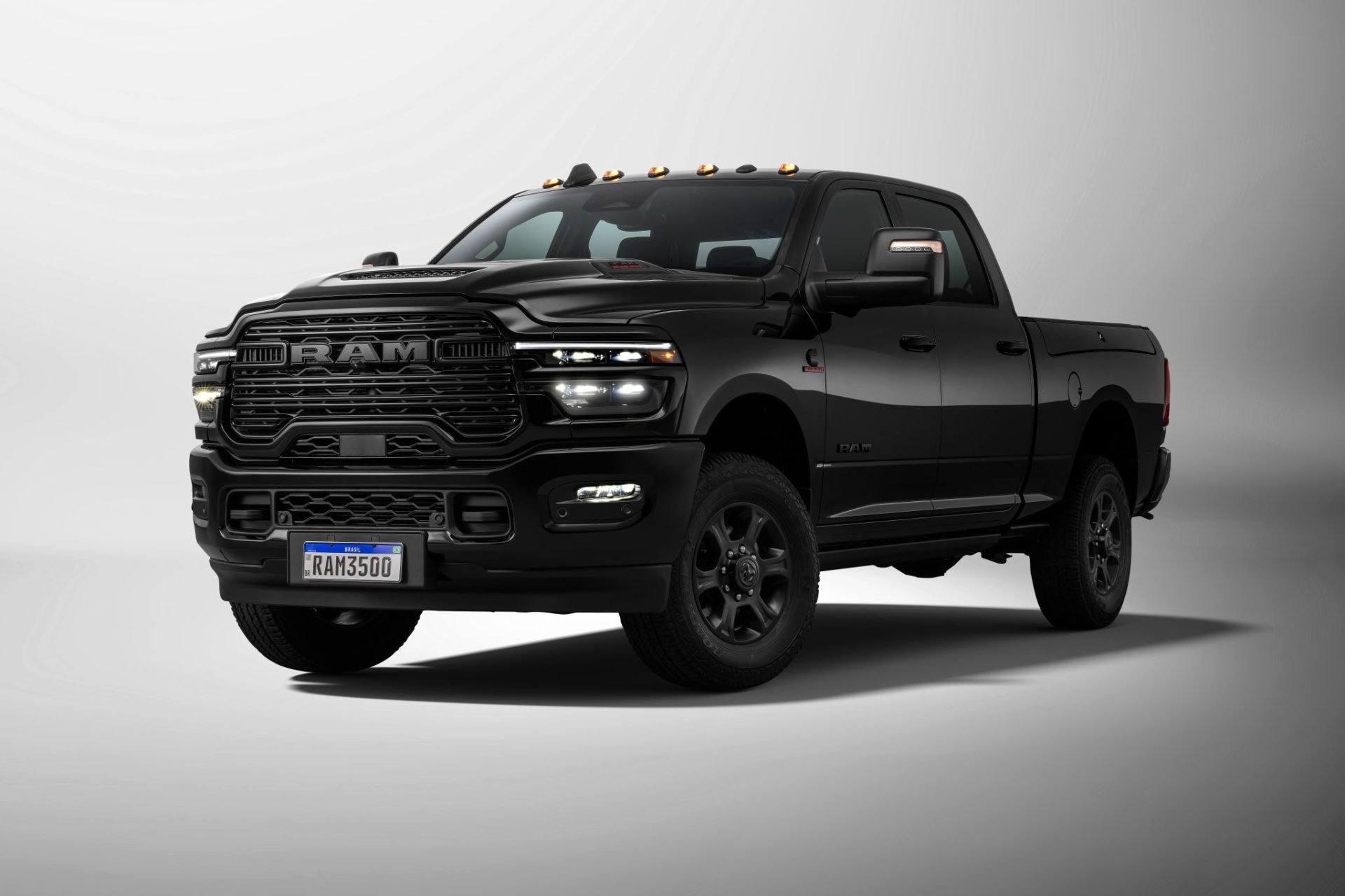 Ram 3500 Laramie Night Edition Dianteira1