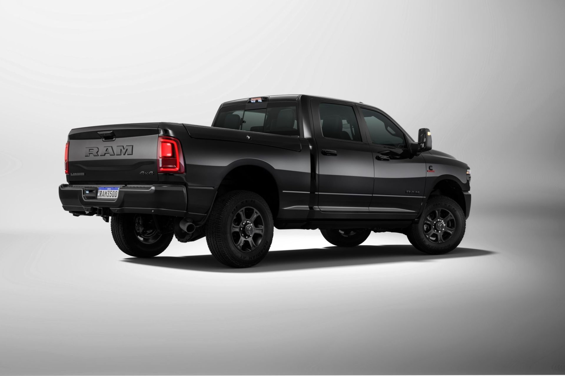 Ram 3500 Laramie Night Edition traseira