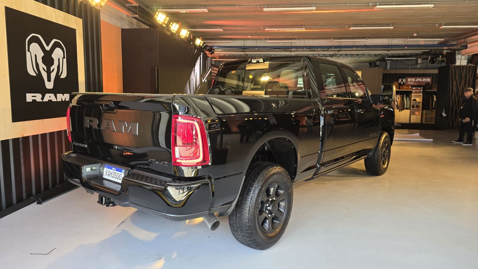 RAM 3500 preta em showroom traseira
