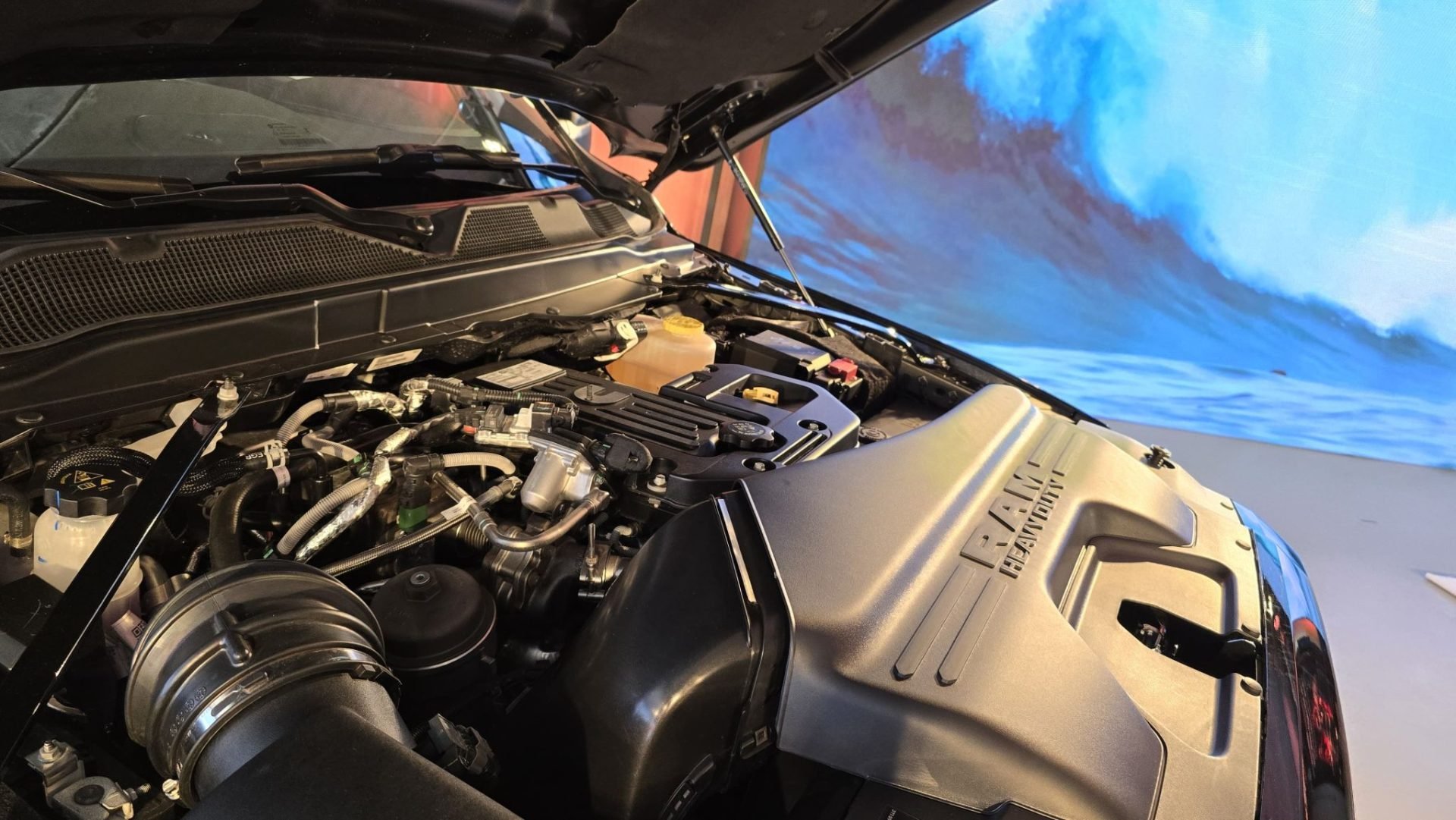 RAM 3500 preta em showroom detalhe motor