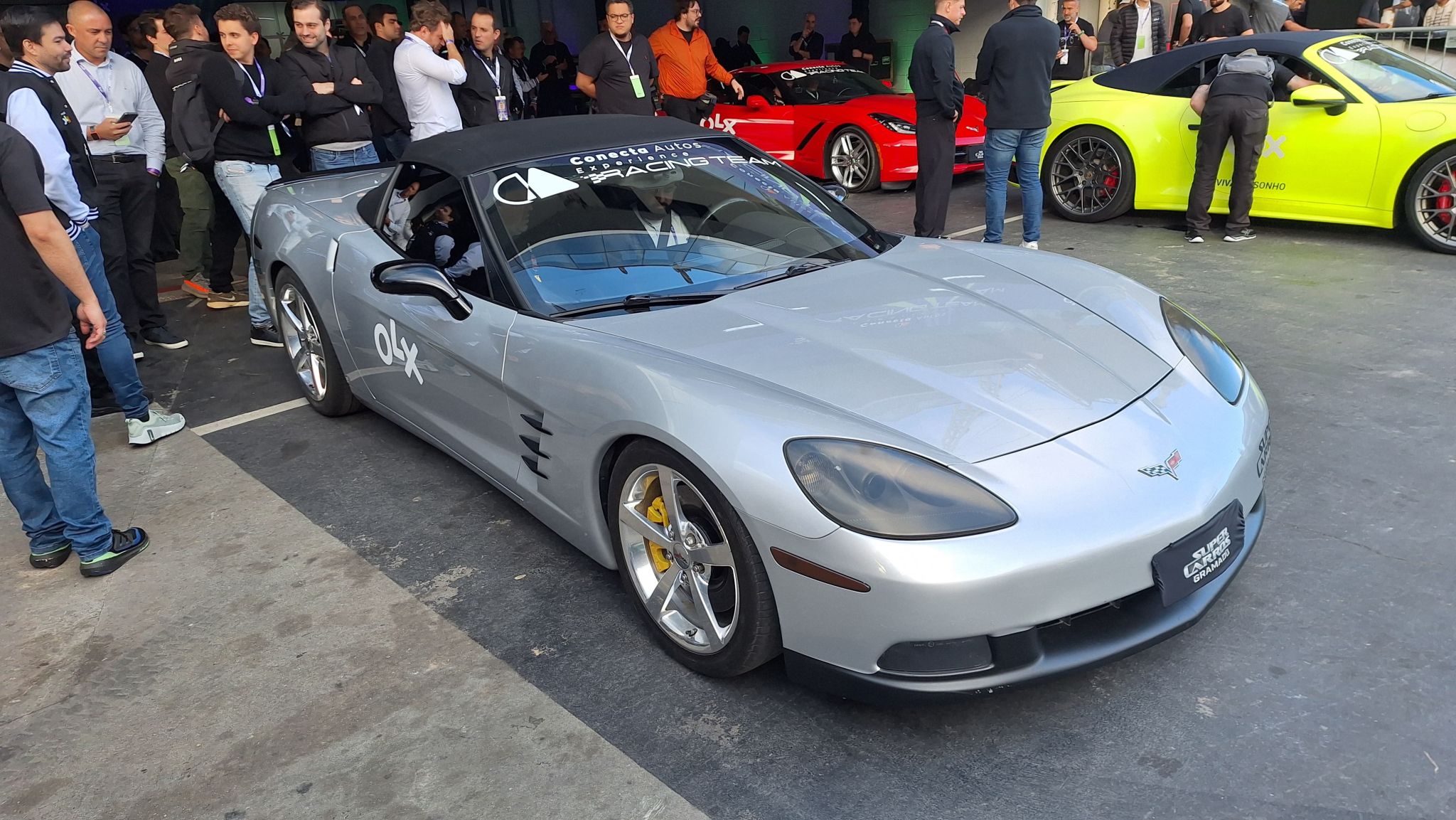 olx conecta Autos racing day corvette
