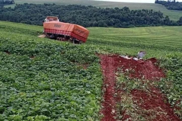 acidente caminhao atolado feijao parana