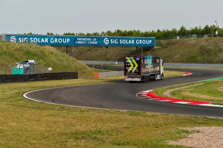 Caminhão elétrico Mercedes Benz eActros recorde marcha ré