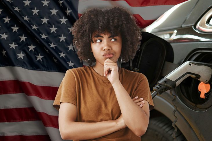 Mulher negra olha com dúvida,ESTADOS UNIDOS CARRO ELETRICO ABASTECENDO. tesla