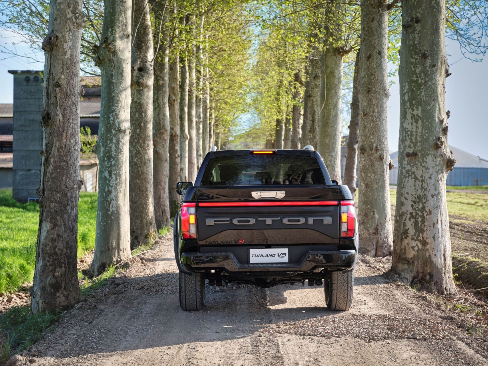 Foton Tunland V9 preta traeira parada em estrada de fazenda