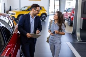 showroom vendas concessionária varejo carros shutterstock (2)