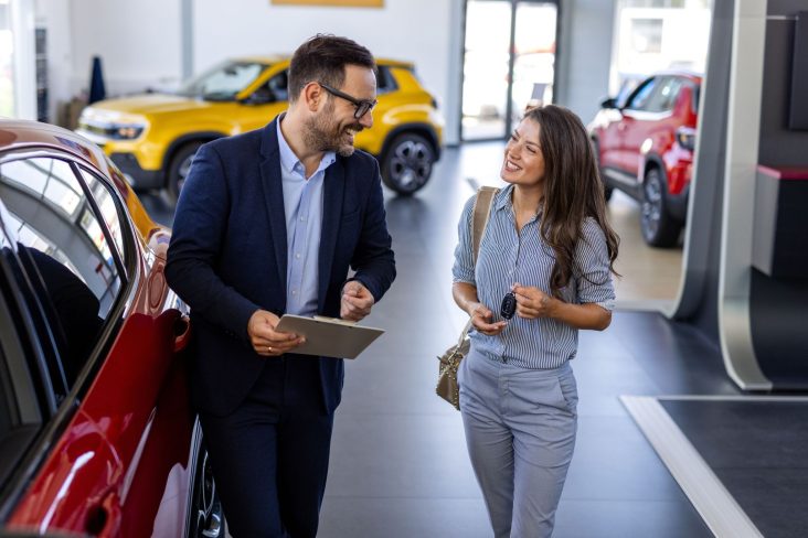 showroom vendas concessionária varejo carros shutterstock (2)