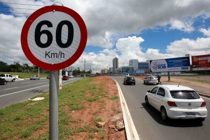 avenida com velocidade maxima 60 km