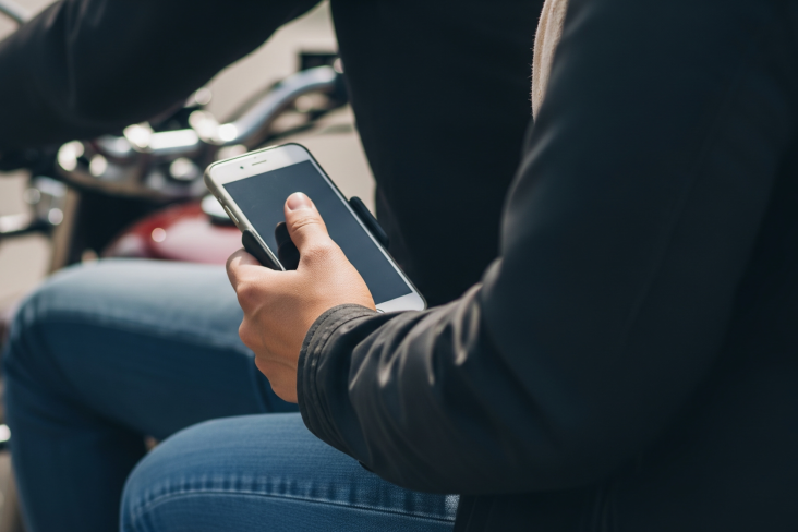Garupa de moto pode usar celular