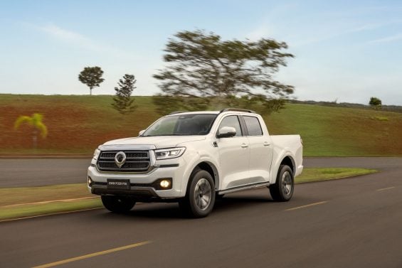 GWM Poer P30 nacional branca frente em movimento