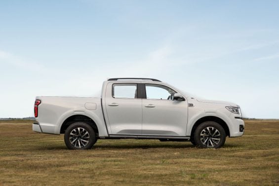 GWM Poer P30 nacional branca lateral parada
