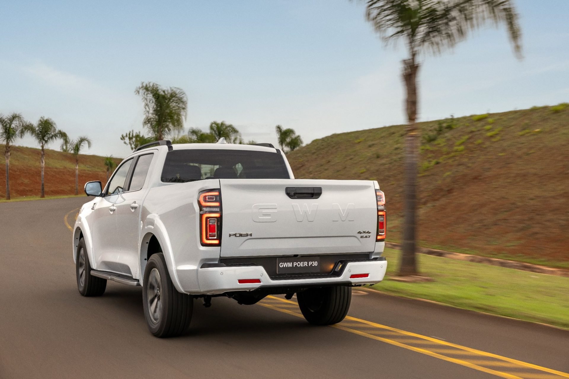 GWM Poer P30 nacional branca traseira em movimento