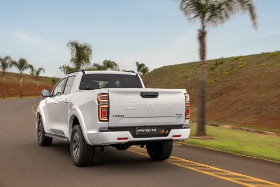 GWM Poer P30 nacional branca traseira em movimento