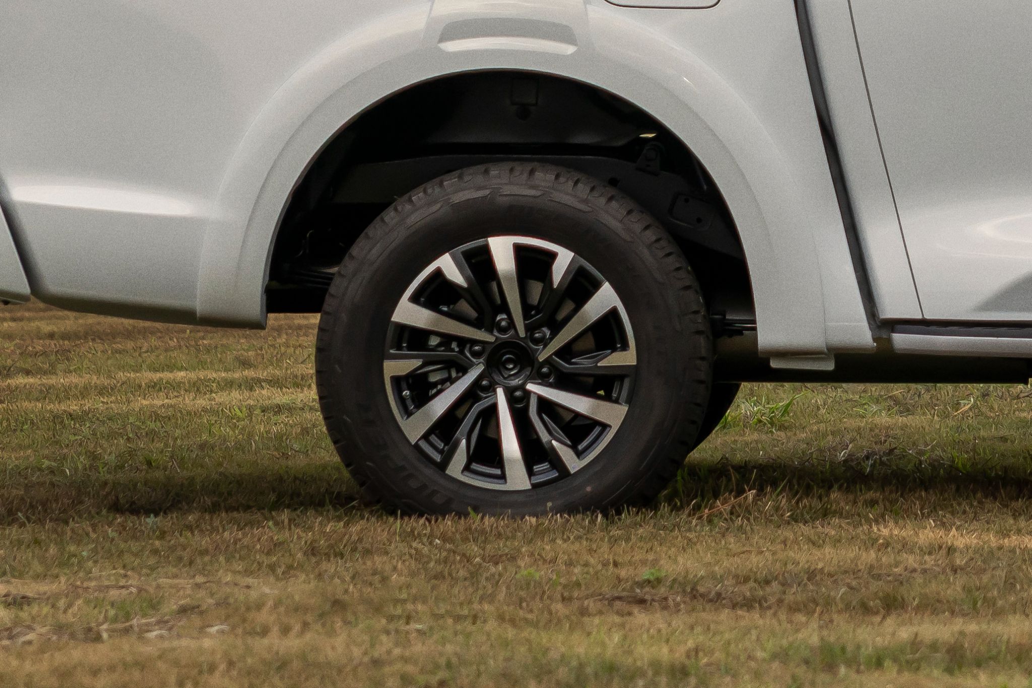 GWM Poer P30 nacional branca lateral parada eixo traseiro