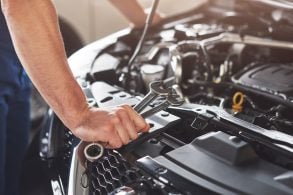 trabalhador de oficina de carro reparando o veiculo