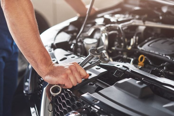trabalhador de oficina de carro reparando o veiculo