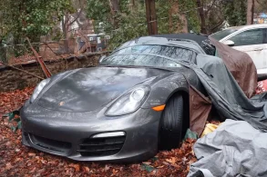 carros abandonados na casa achada pelo youtuber
