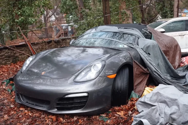 carros abandonados na casa achada pelo youtuber