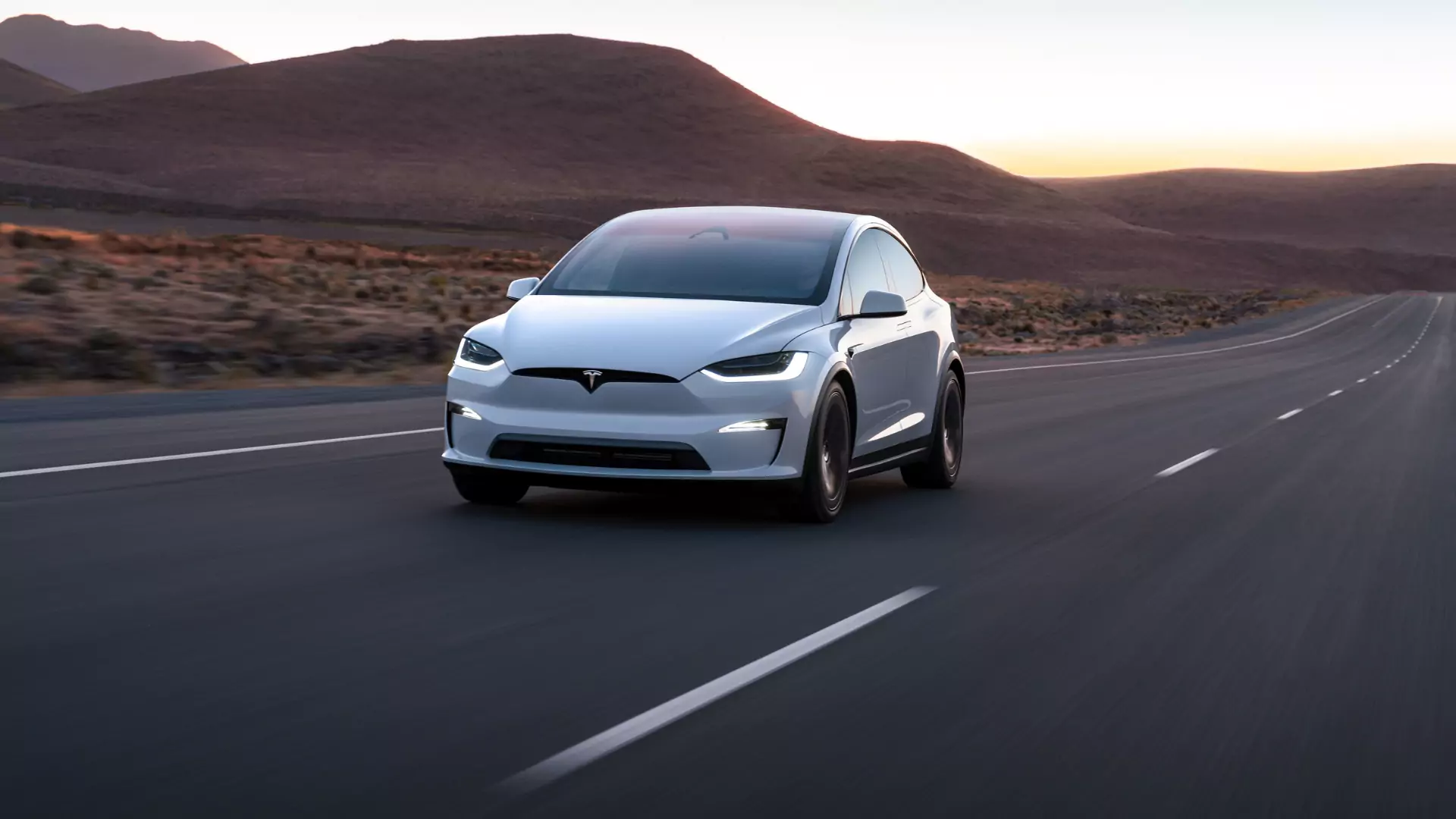 Em vídeo viral passageiro quebra para-brisa de um Tesla