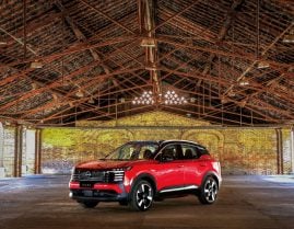 Novo Nissan Kicks 2026 vermelho malbec frente parado (3)