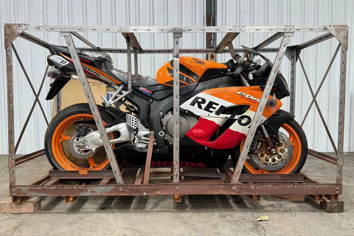 Depois de 20 anos, Honda Fireblade 2005 é encontrada 0 km ainda na caixa