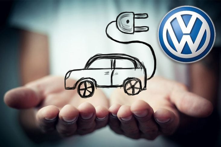 Logotipo da VW azul-Desenho de carro com tomada e mãos abertas segurando o carro.