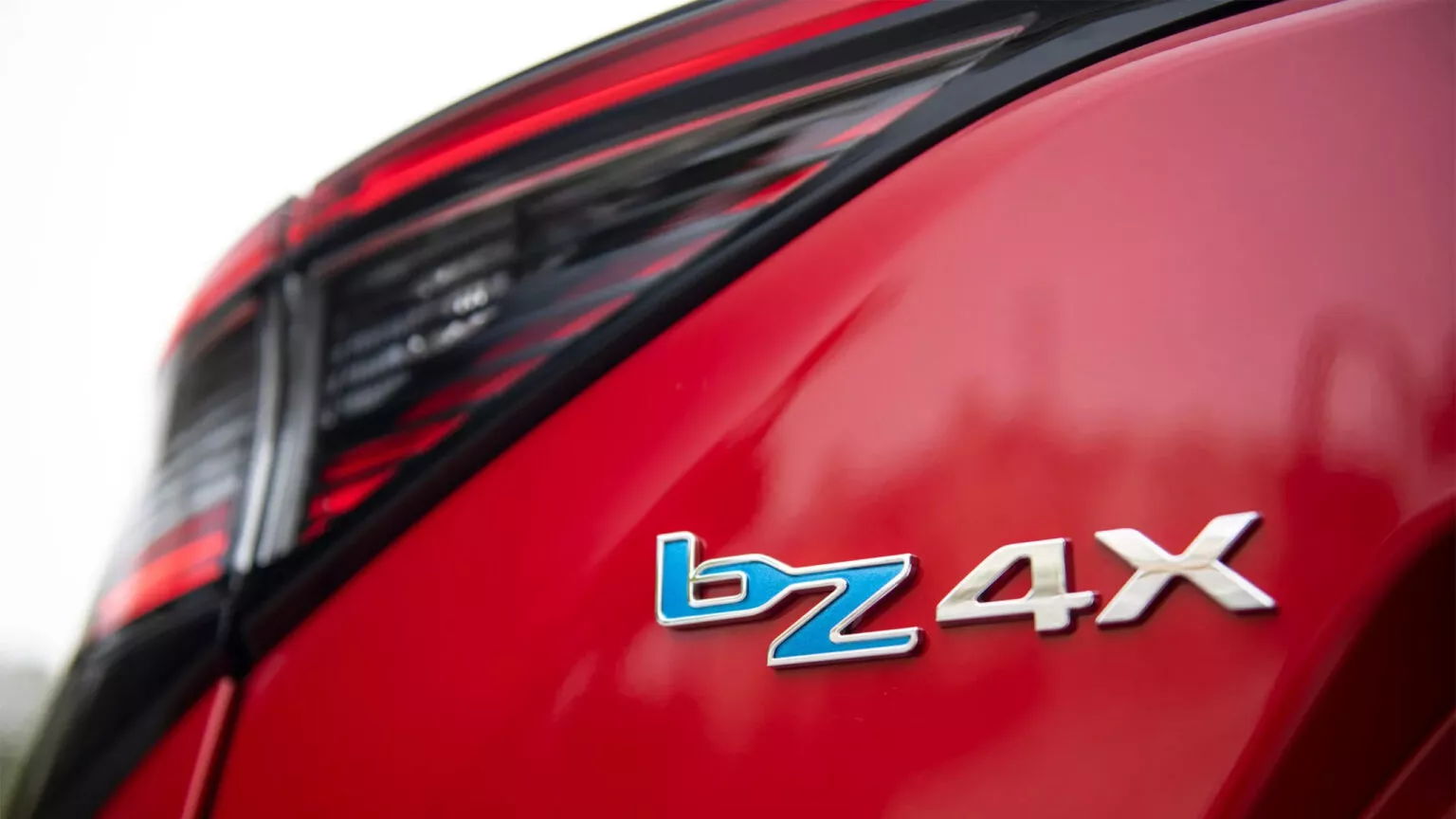 Elétricos da Toyota e Subaru têm falha que acaba com bateria