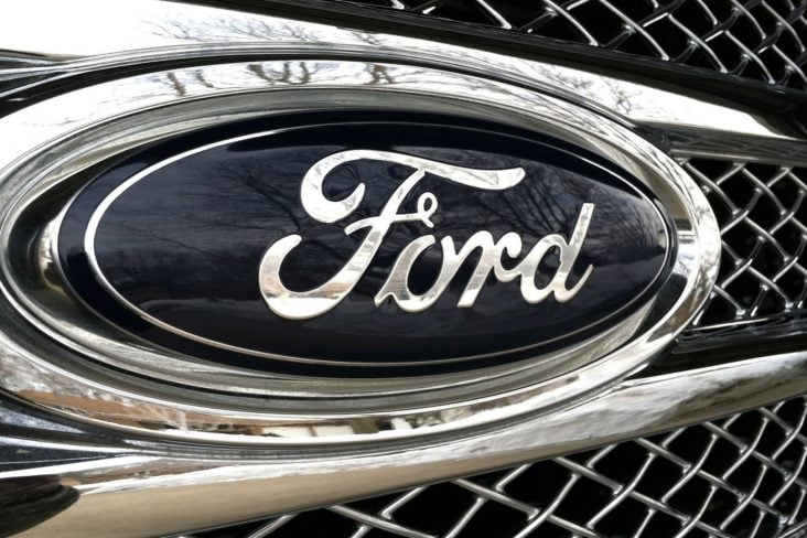 logo da ford no paralama de um veiculo