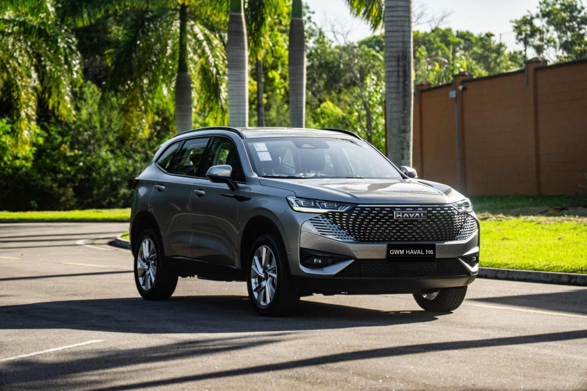 GWM Haval H6 HEV One em prata lateral e frente