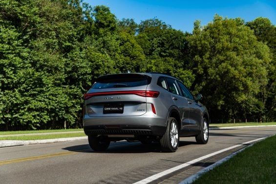 GWM Haval H6 HEV One série limitada na estrada traseira