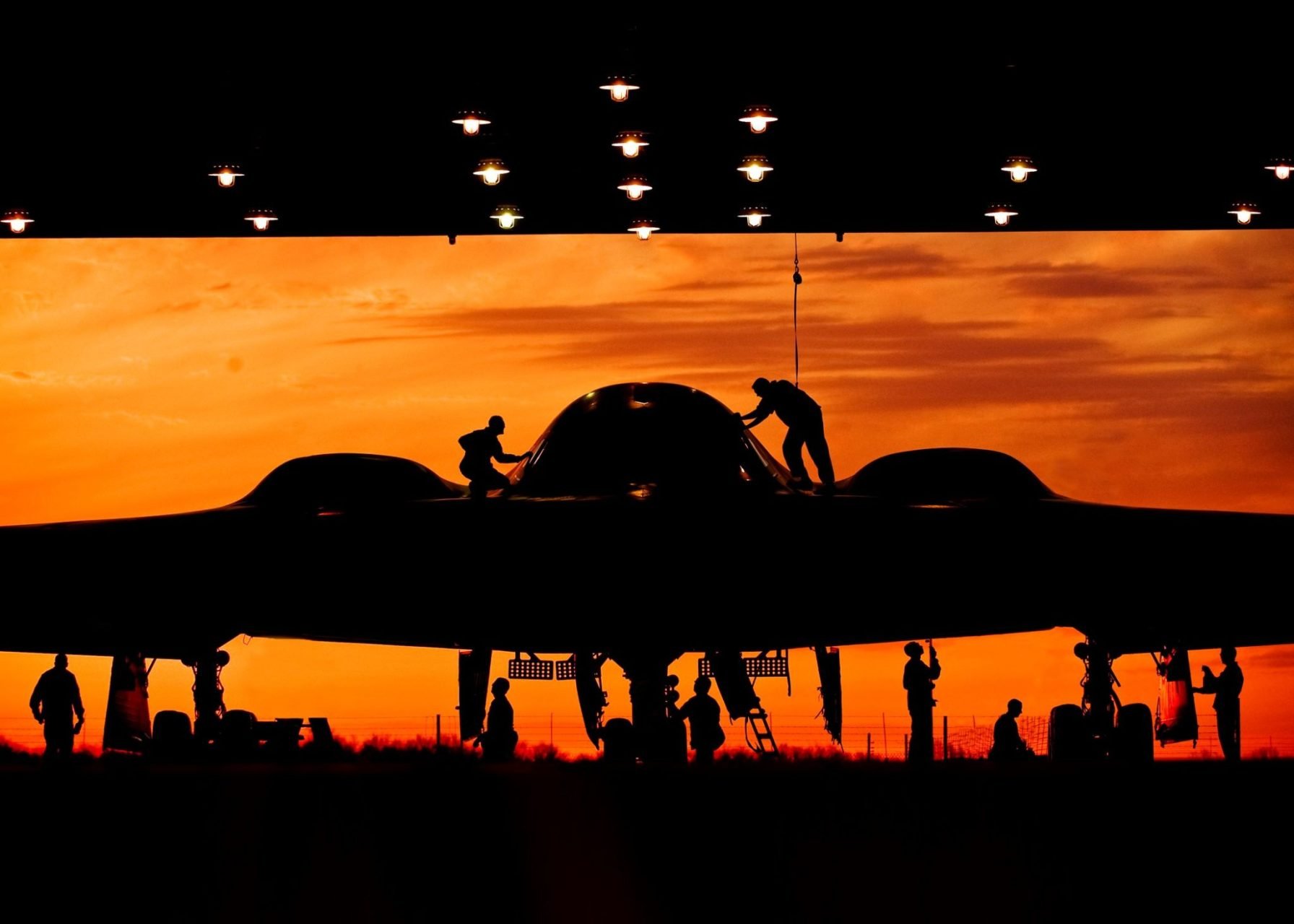 Há espaço para dois pilotos que dormem e aquecem refeições no microondas da cabine durante as missões FOTO Robert Trubia USAF