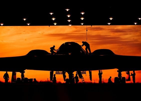 Há espaço para dois pilotos que dormem e aquecem refeições no microondas da cabine durante as missões FOTO Robert Trubia USAF