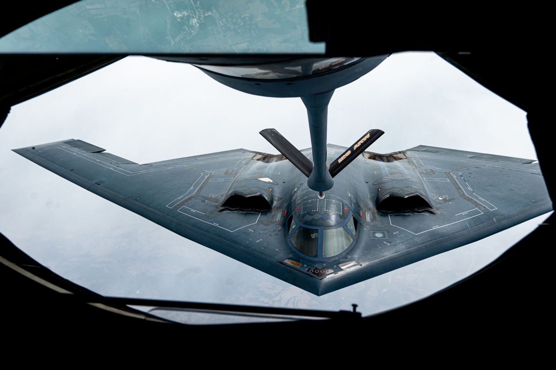 Reabastecimento em voo permite que o B 2 voe por dias sem parar limitado pela fadiga da tripulação FOTO USAF Divulgação