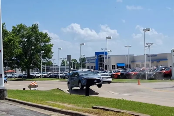 Deformação do asfalto fez toyota corolla voar nos Estados Unidos