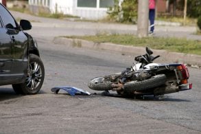 colisão entre carro preto e moto caída no asfalto não é atropelamento