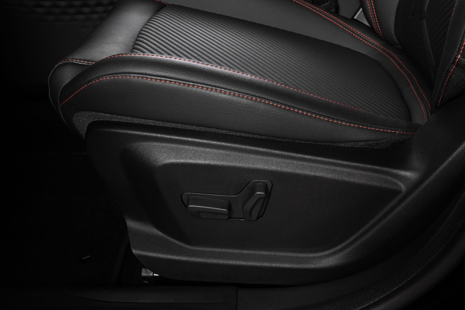Fiat Fastback Abarth 2026 interior regulagem elétrica no banco