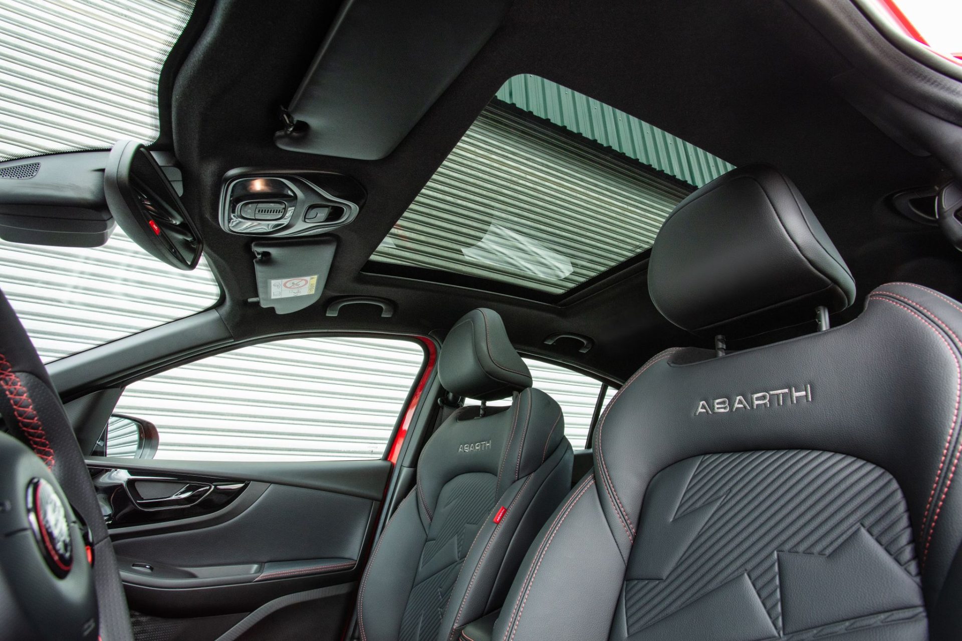 Fiat Fastback Abarth 2026 interior teto solar
