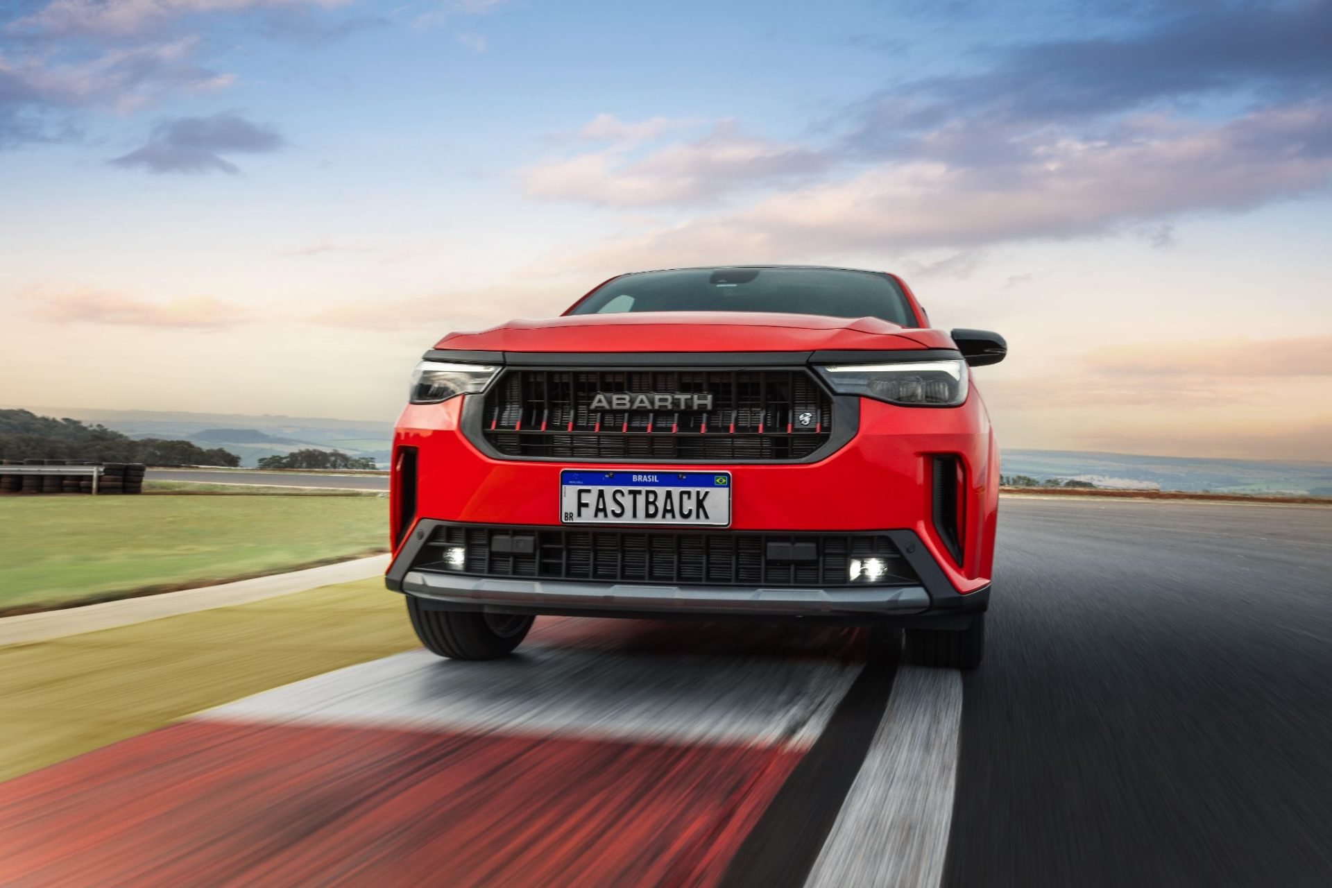 Fiat Fastback Abarth 2026 vermelho montecarlo dianteira em movimento