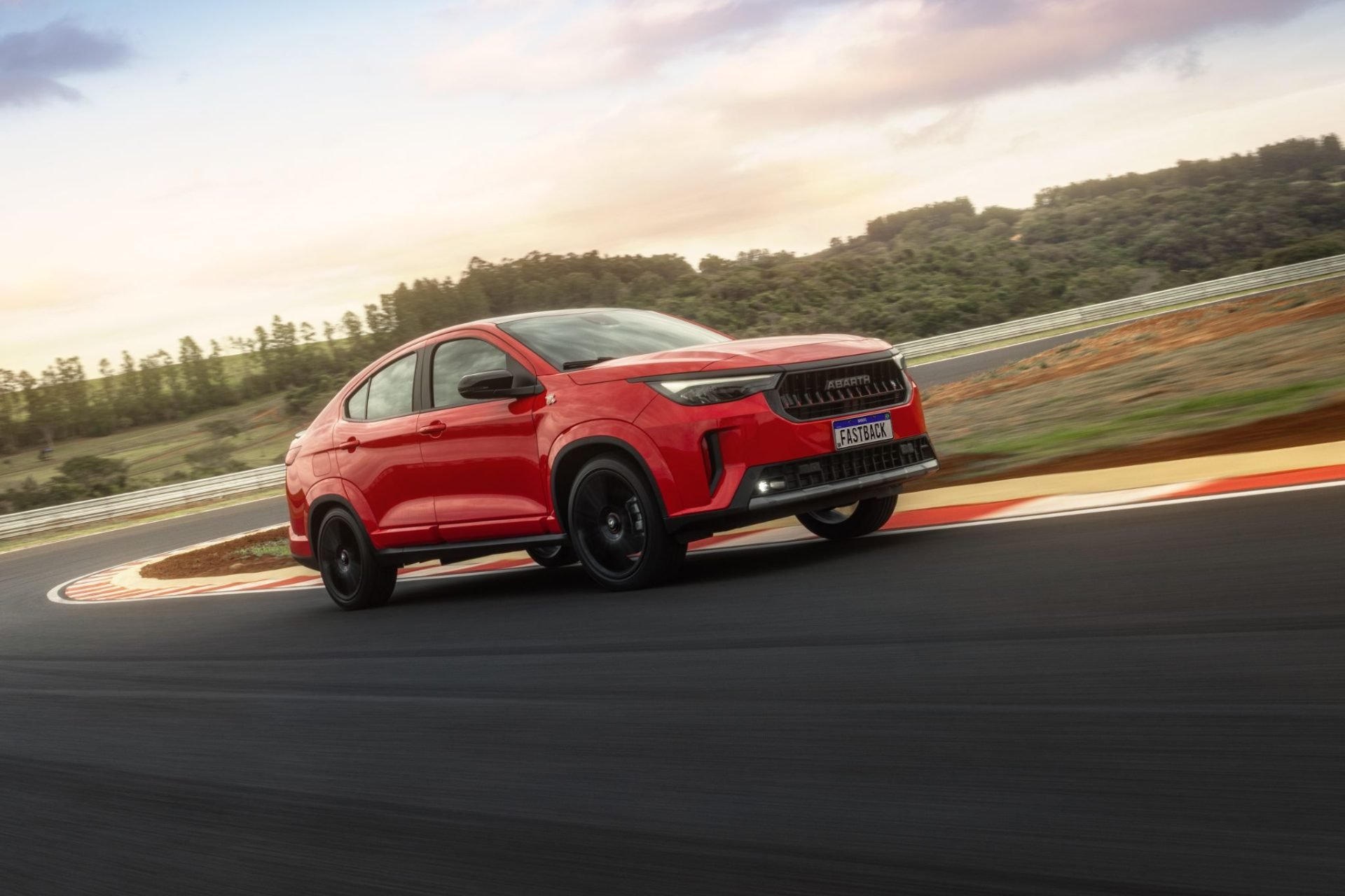 Fiat Fastback Abarth 2026 vermelho montecarlo frente em movimento (2)