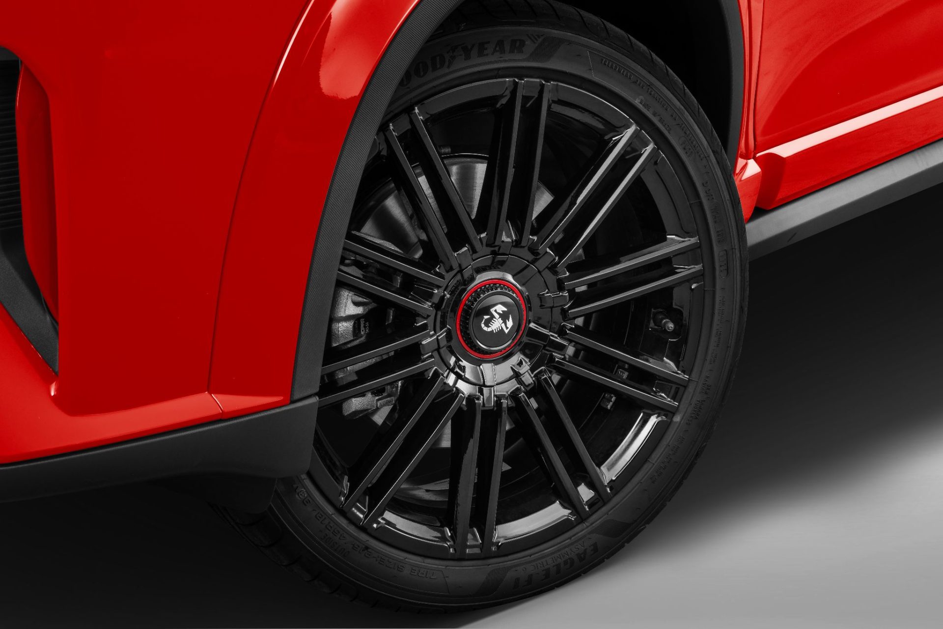 Fiat Fastback Abarth 2026 vermelho montecarlo rodas de 18 polegadas