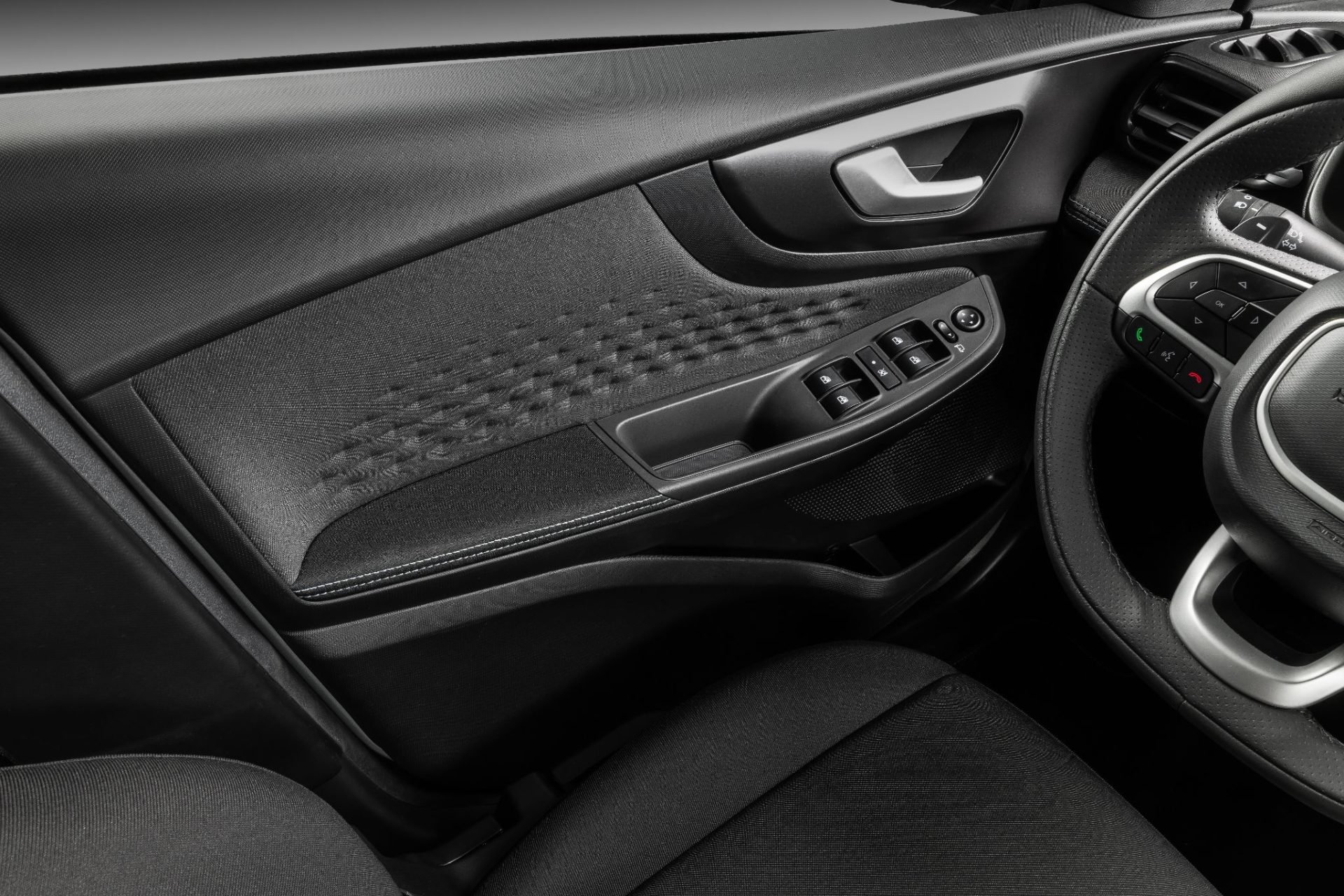 Fiat Fastback Audace 2026 interior painel de porta