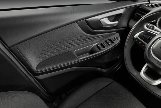 Fiat Fastback Audace 2026 interior painel de porta