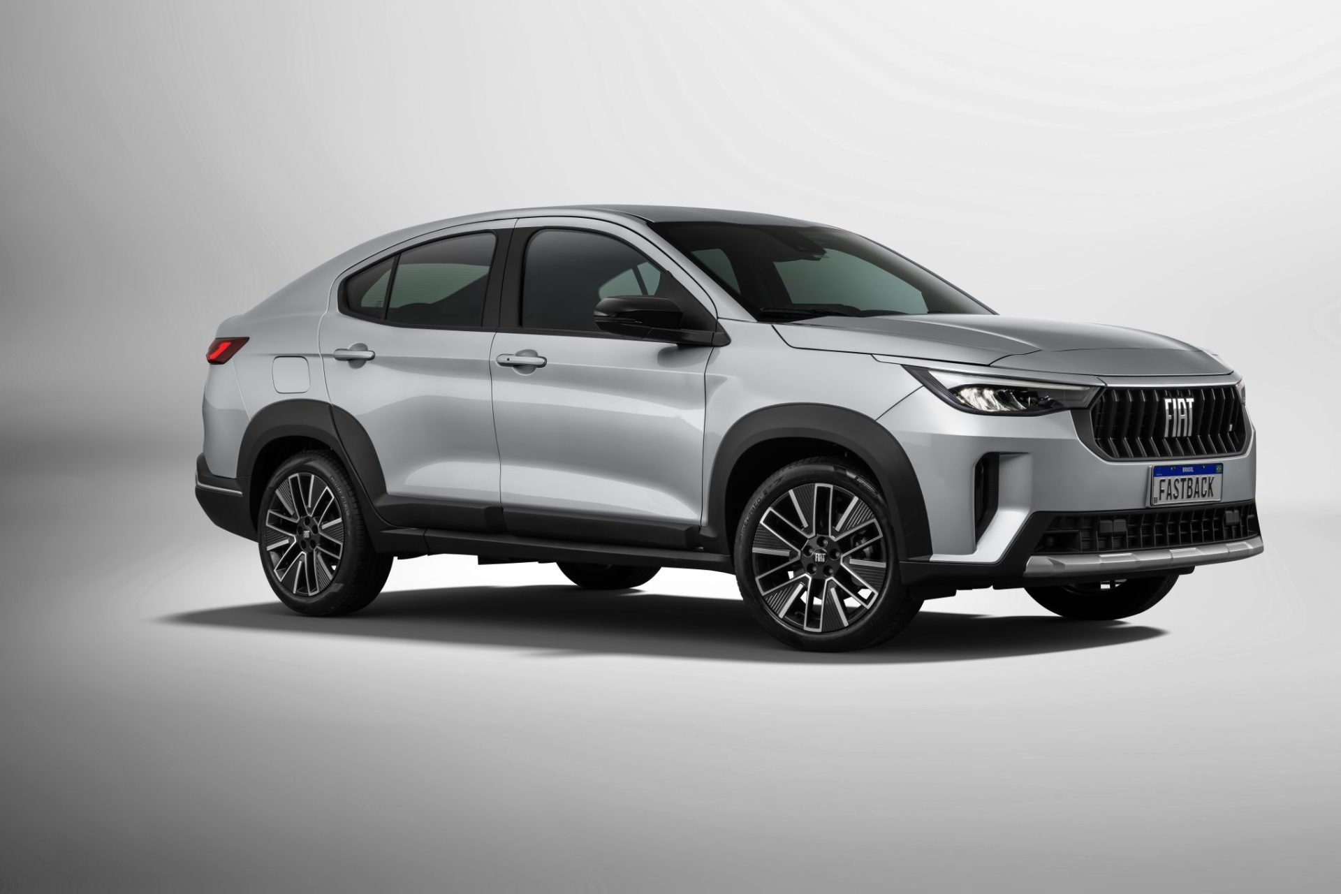 Fiat Fastback Audace 2026 prata bari frente parado