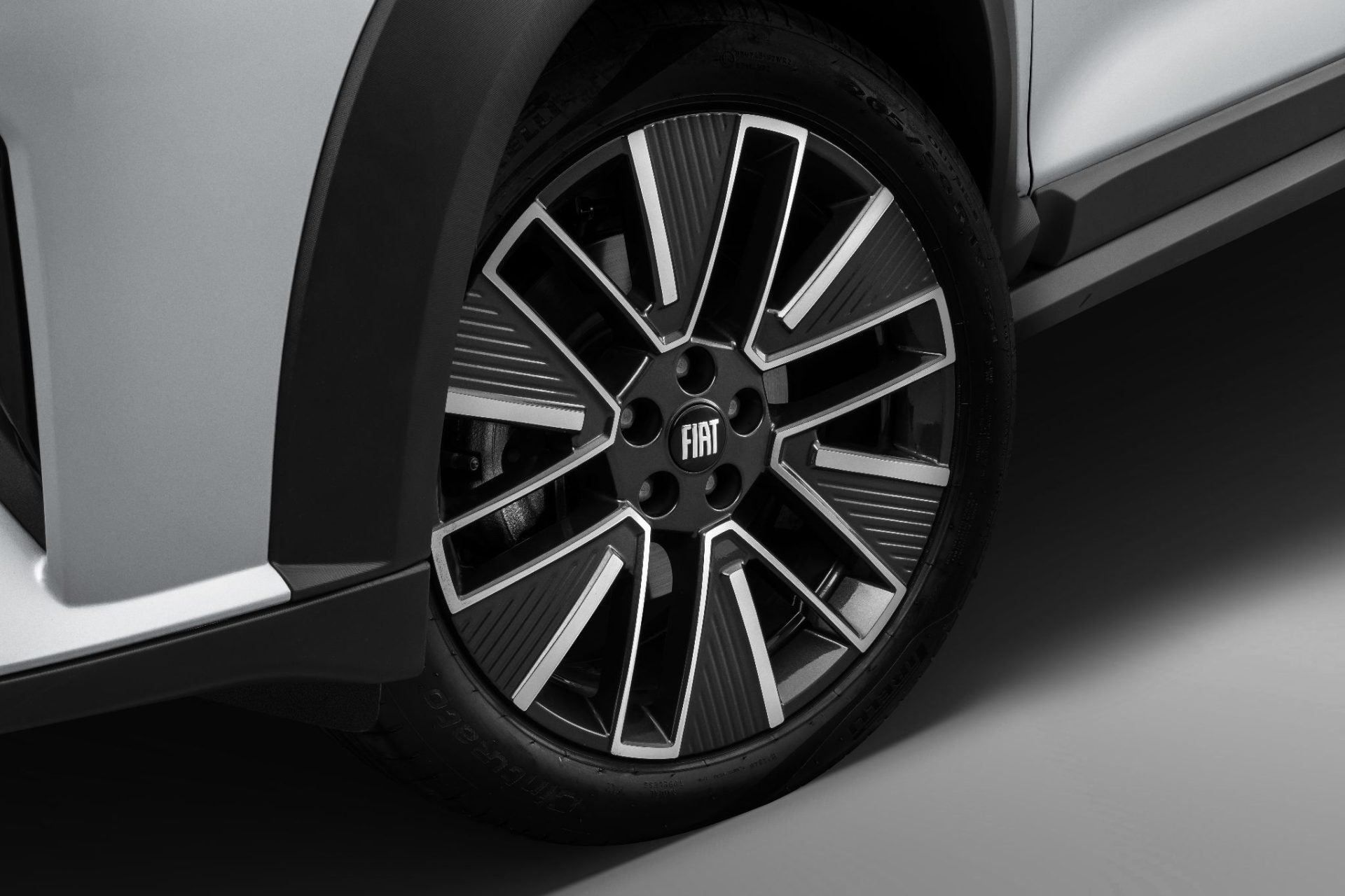 Fiat Fastback Audace 2026 prata bari rodas de 18 polegadas