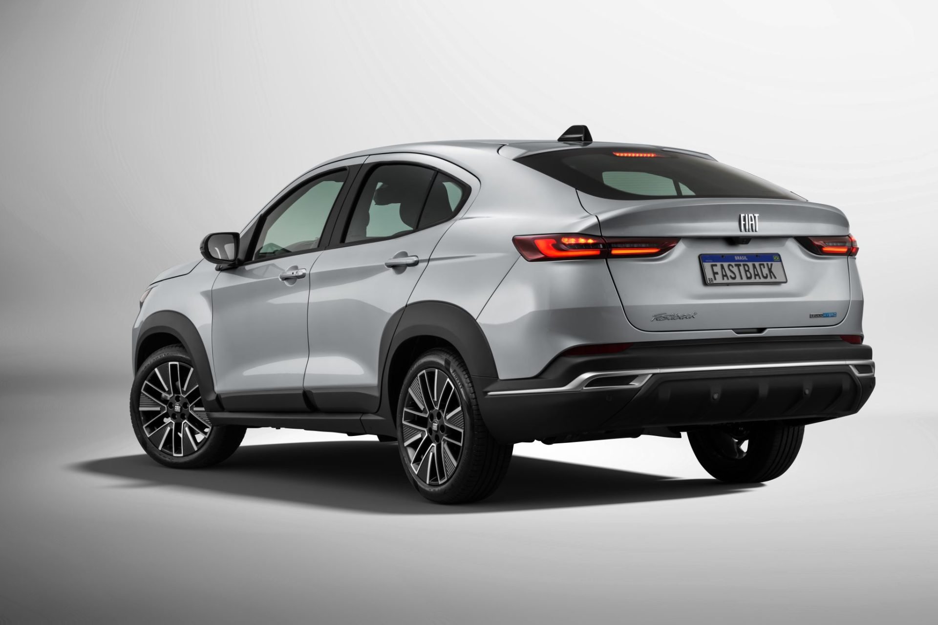 Fiat Fastback Audace 2026 prata bari traseira parado (2)
