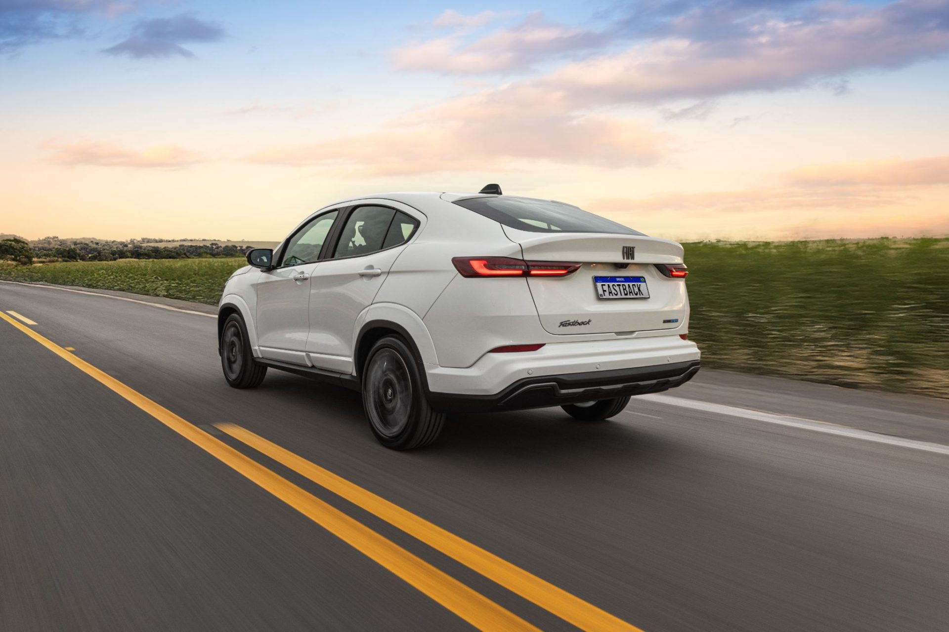 Fiat Fastback Impetus 2026 branco banchisa traseira em movimento