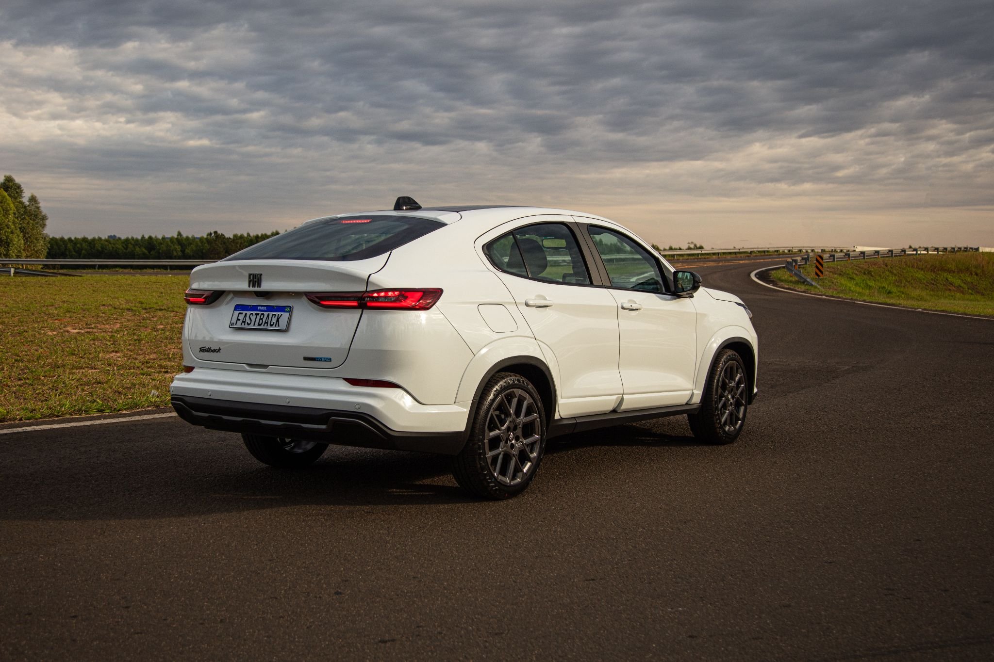 Fiat Fastback Impetus 2026 branco banchisa traseira parado