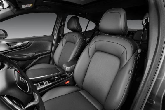 Fiat Fastback Impetus 2026 interior bancos dianteiros