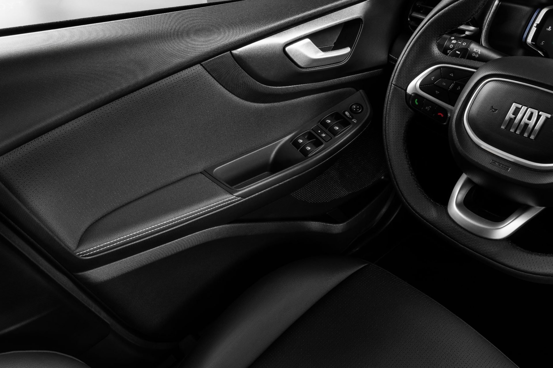 Fiat Fastback Impetus 2026 interior painel de porta
